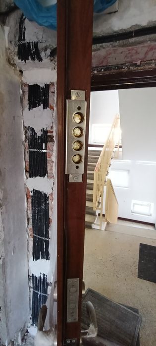 Vând ușă metalică