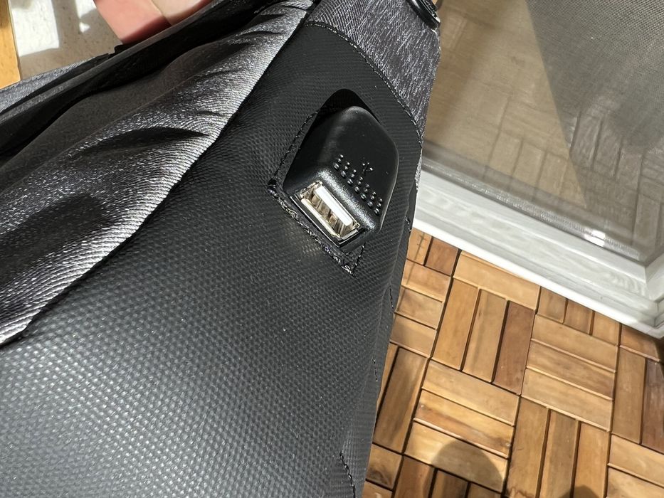 NOUA NOUTA: Geanta RFID laptop 15.6 Swiss Peak mufa USB
