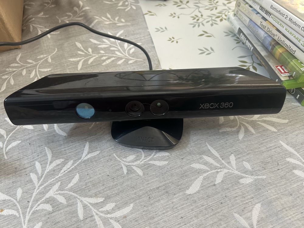 Xbox 360 S + Kinect + 2 джойстика