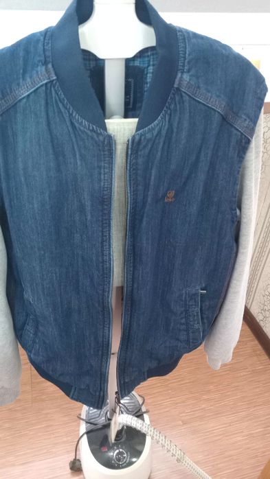 Джинсовая куртка бомбер.