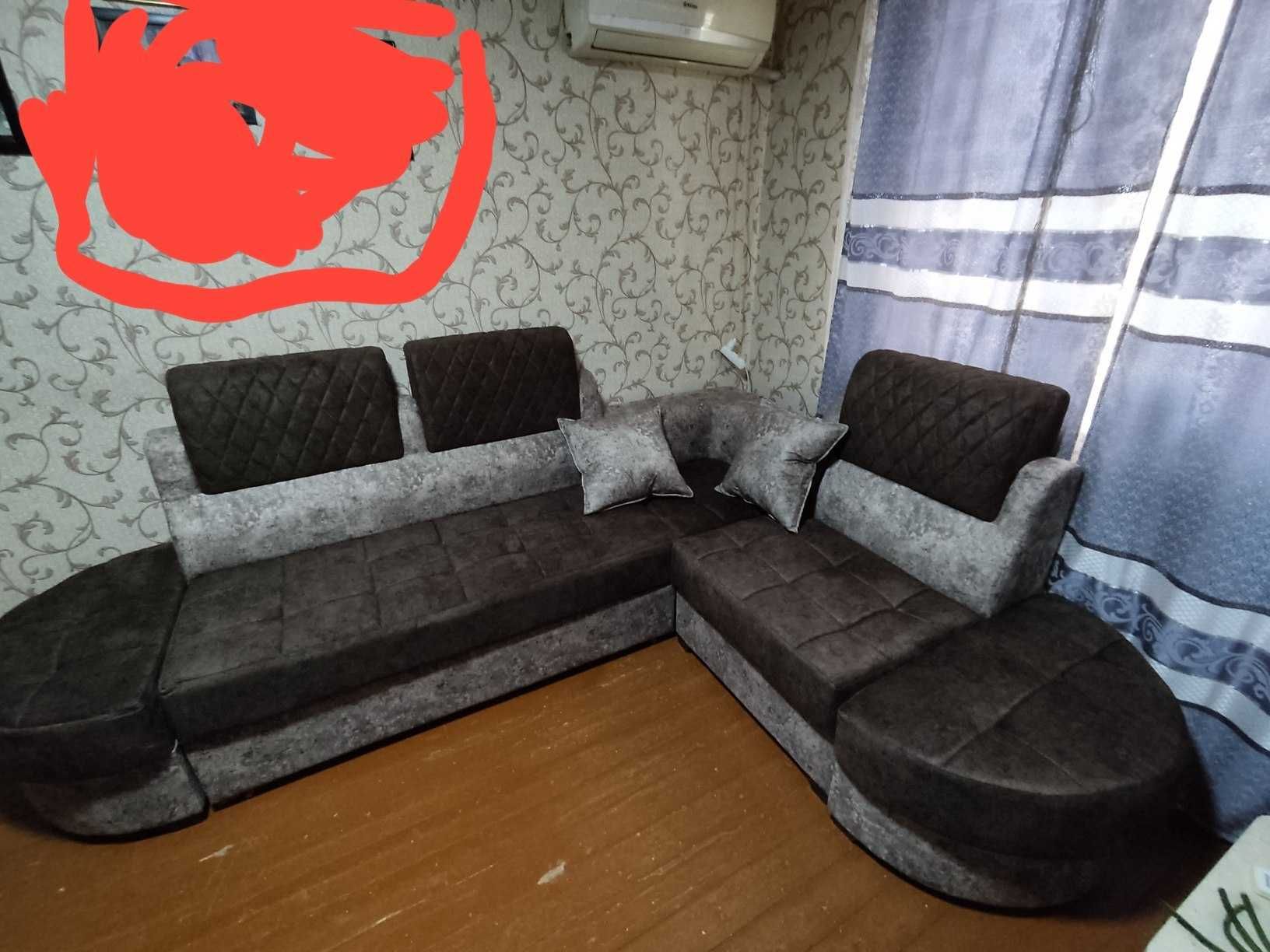 Продаю срочно диван в отличном состояние