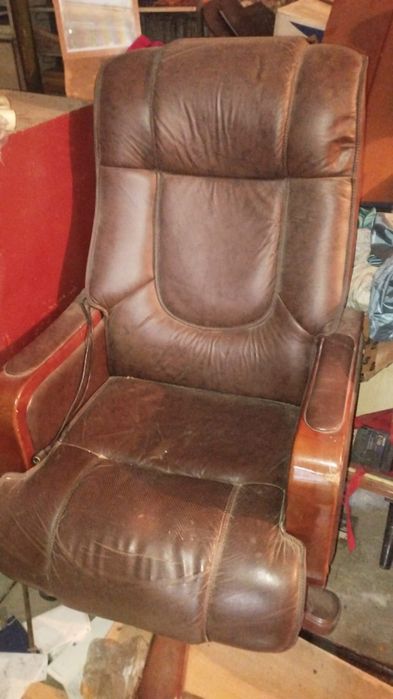 Кожаное кресло руководителя массажное