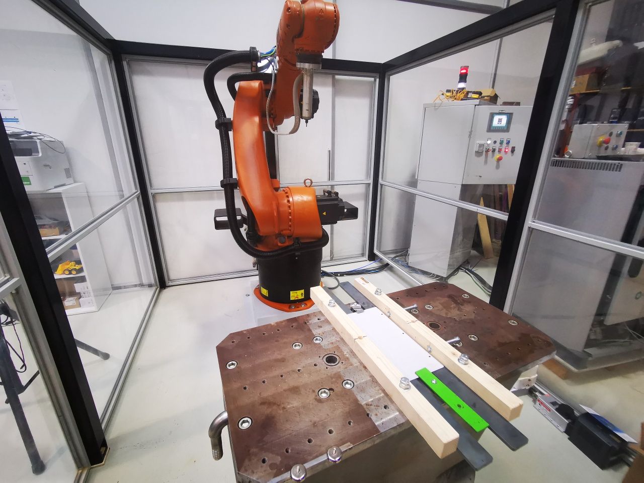 Robot industrial kuka + Celula automatizare