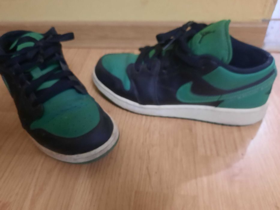 Adidasi Nike stare bunal