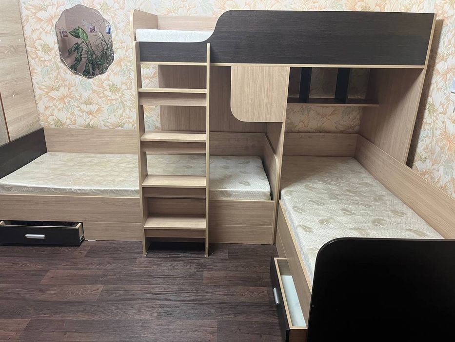 Трехъярусная кровать в