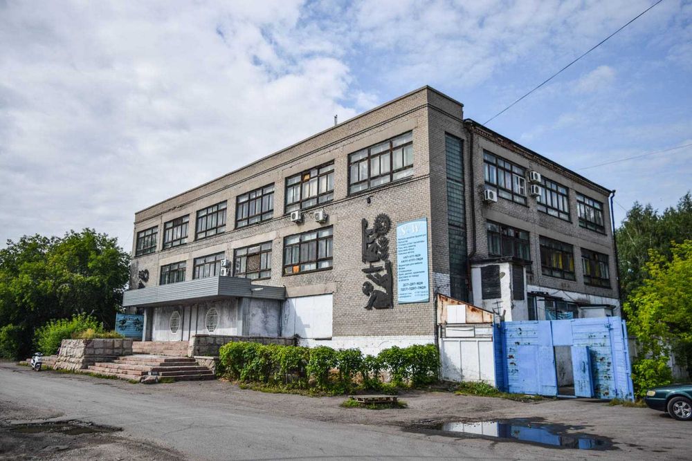 Продажа трехэтажного кирпичного здания в районе нового ЦОТа.