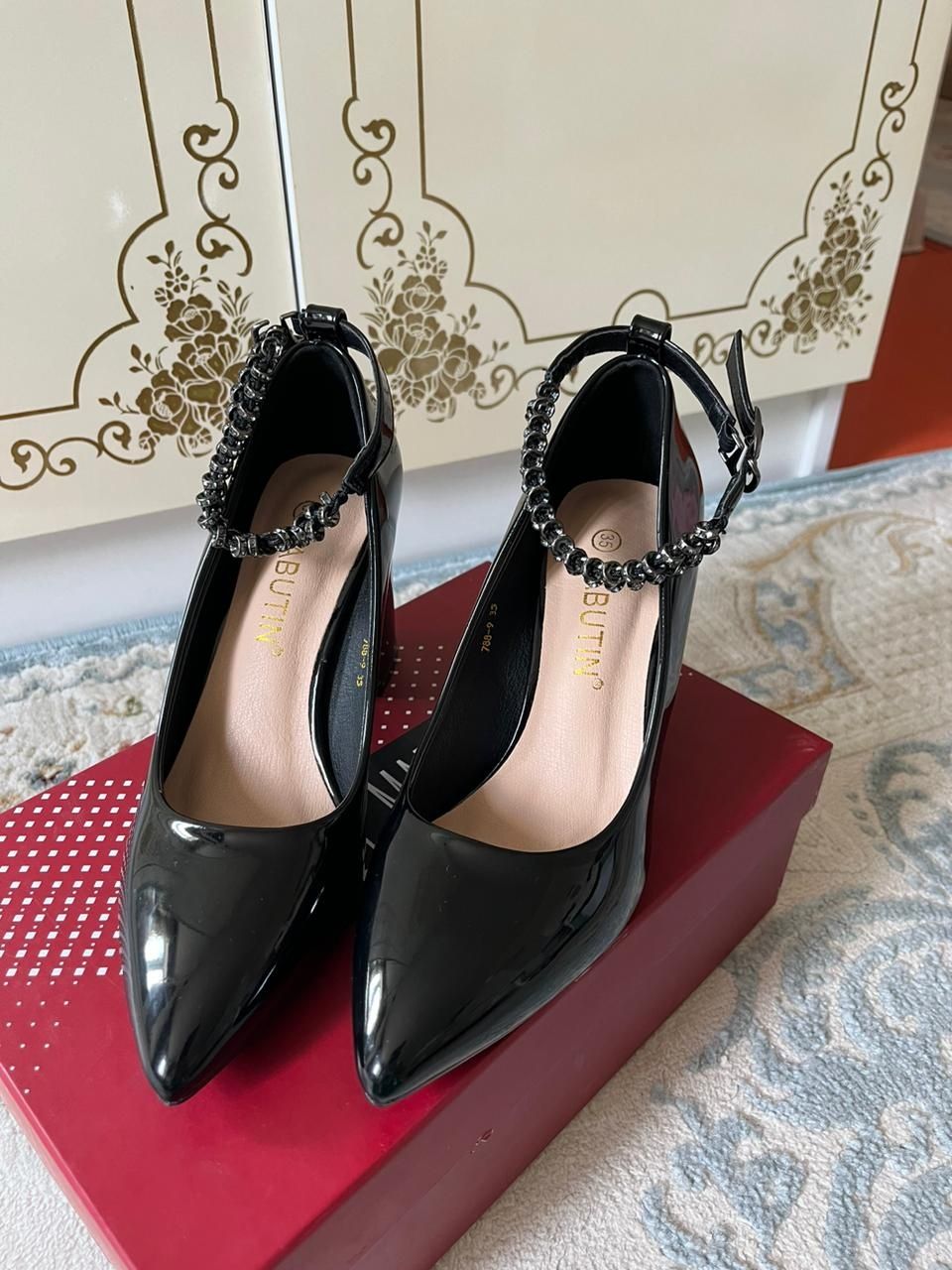 Чёрные женские туфли
