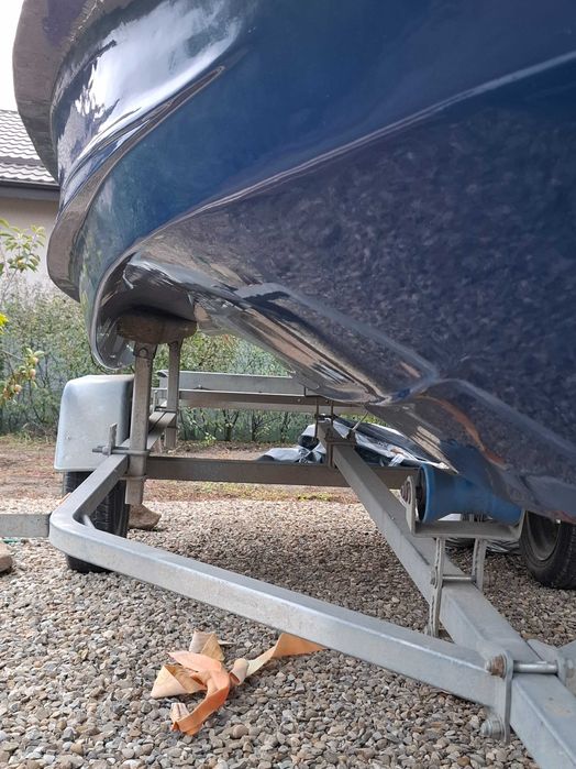 Barca de pescuit fara motor