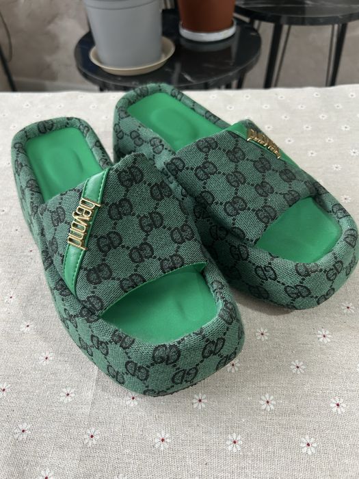 Поодаются тапочки