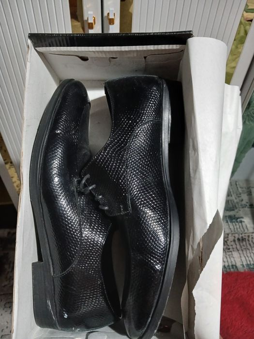 Kastym -shim  toflik sotladi
Toflik razmeri 43
Kastyum razmeri 63