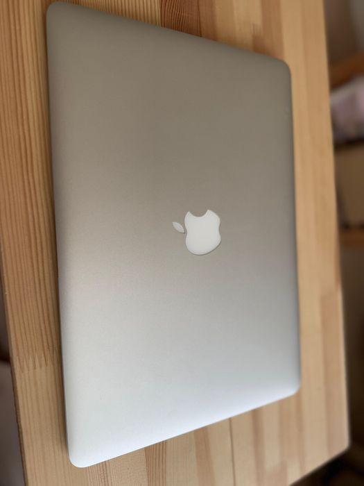 MacBook Air 13” (2017).