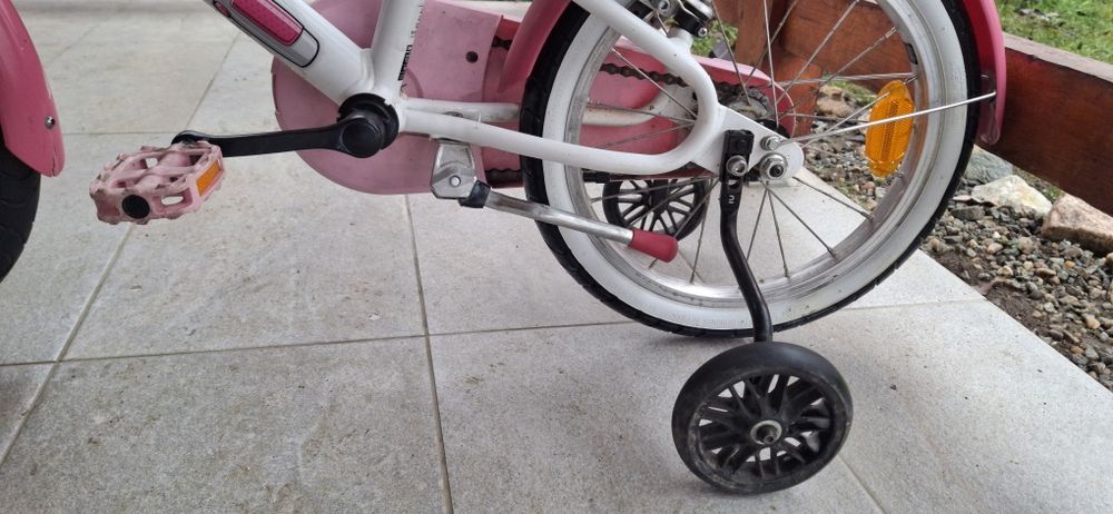 Bicicletă fetițe 4-7 ani.

Perfect functională.

Mici urme de uzură!