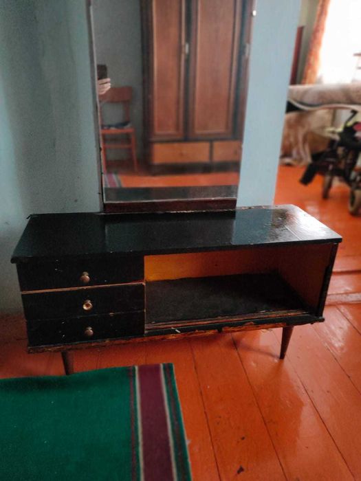 Срочно Продам трюмо с зеркалом 2500