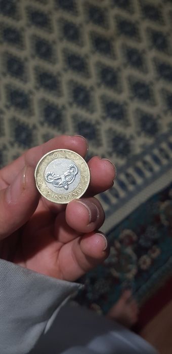 Продам монету свернувшийся барс 100 тг