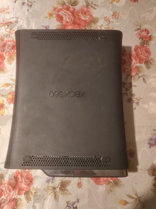 Vând Xbox 360 cu 30 de jocuri 2 manete și accesorii