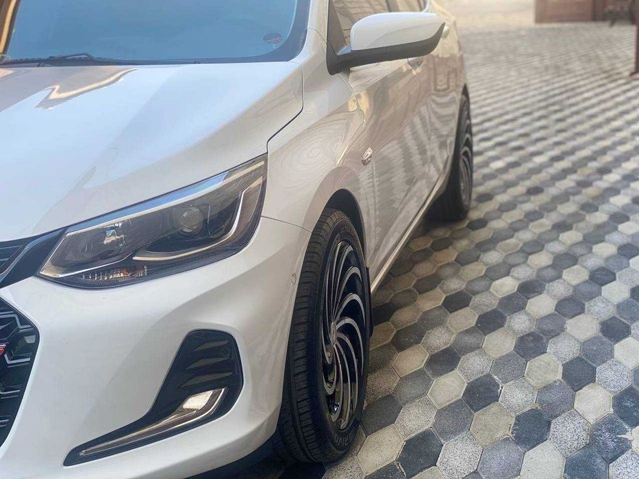 Onix Premier Turbo сотилади.