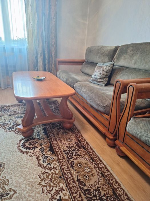 Мягкая мебель и журнальный столик