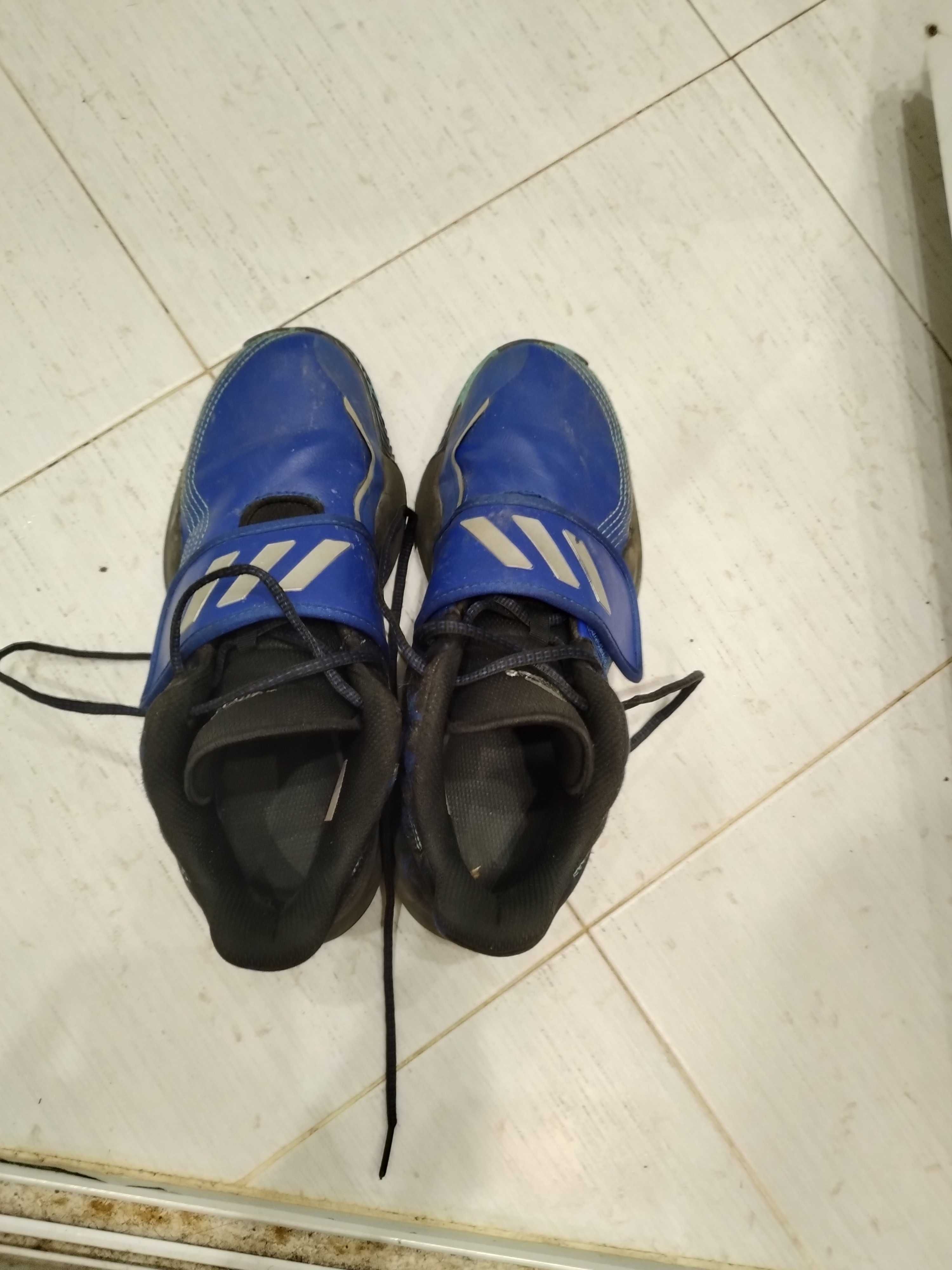 Баскетболни обувки Adidas 40 лв.