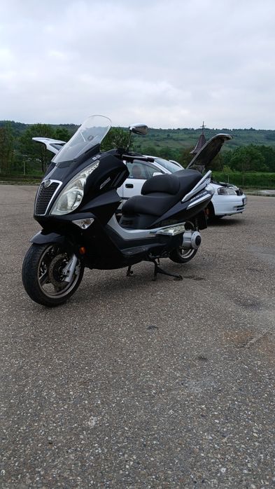 Vând scuter CF MOTO cu motor de 250 cmc
