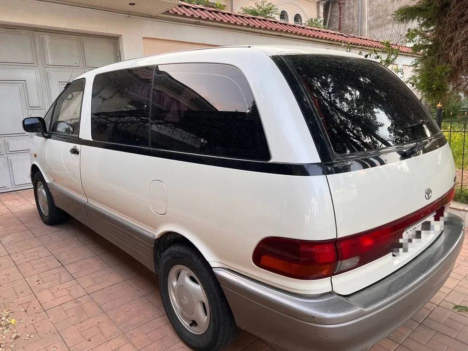 TOYOTA Previa минивен