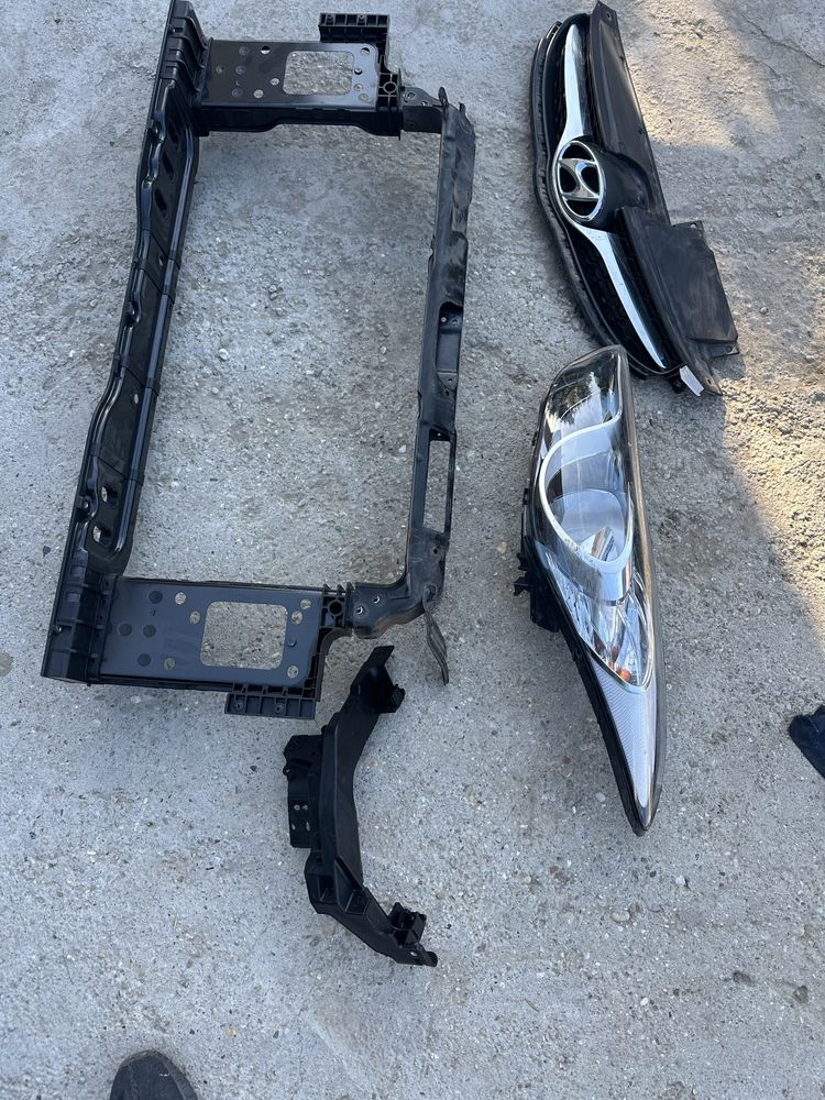 Far stânga.tragher.grilă radiator hyundai elantra.