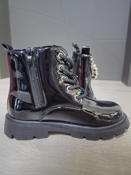 Детски лачени боти с висулки