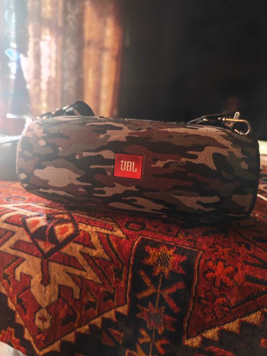 Лаптоп тонколони слушалки телефон.