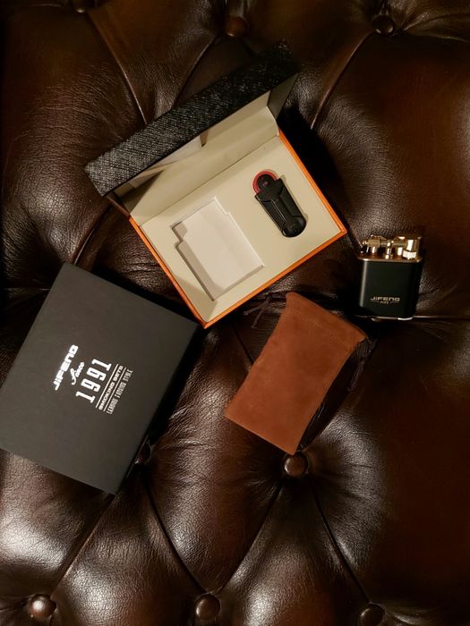 Запалка в четири варианта:черно с хром,черен мат,червено или синьо