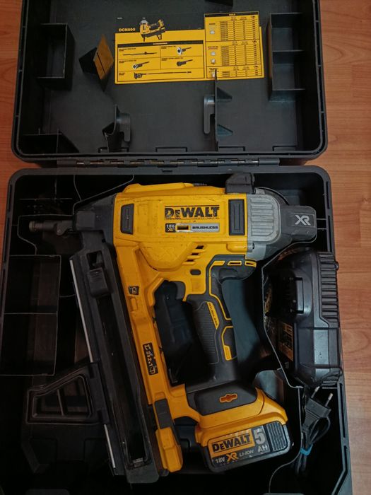 Такер акумулаторен DEWALT DCN890N