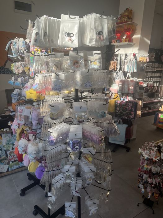 Продавам бизнес - стоки и стелажи.