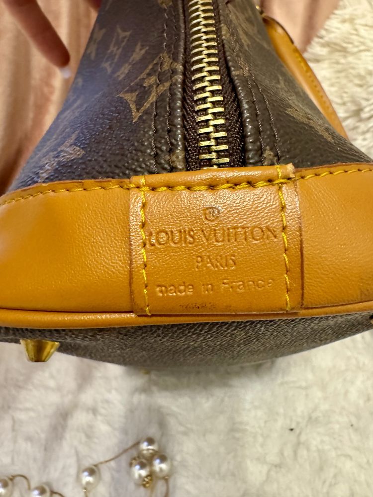 Geanta Louis Vuitton model Alma