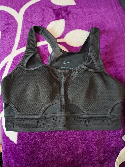 Bustieră Sutien sport 'UltraBreathe'NIKE pe Negru

Design și funcționa