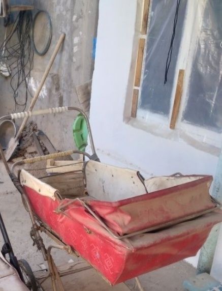 Коляска для бизнеса 4500 тысяч . Колеса есть запасные .