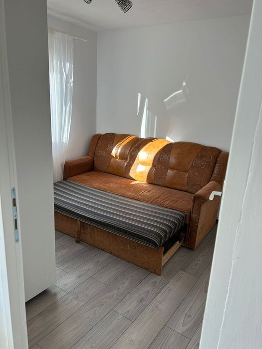 Închiriez apartament cu 2 camere, etaj 2