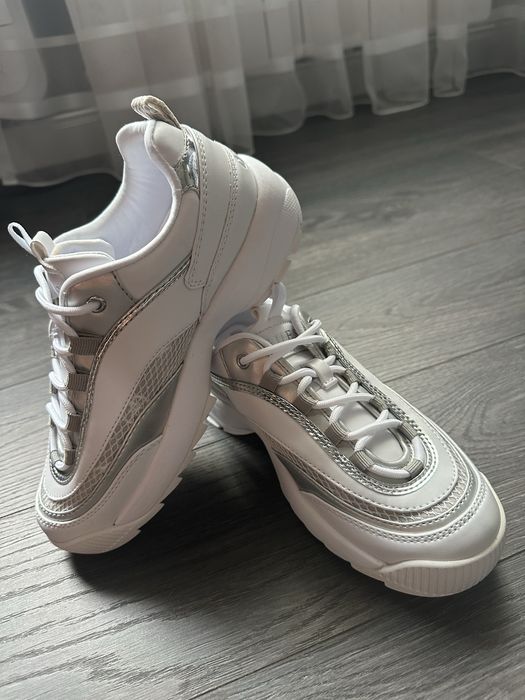 Обувки Guess - много запазени