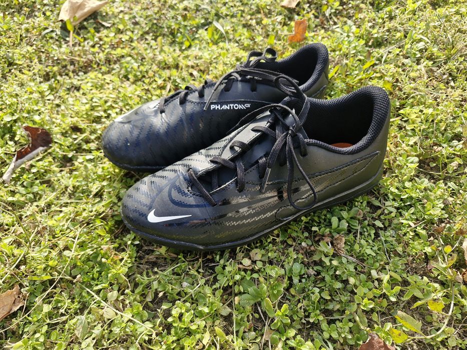 Ghete fotbal Nike Phantom GX

Marimea 36.5

Nu au fost