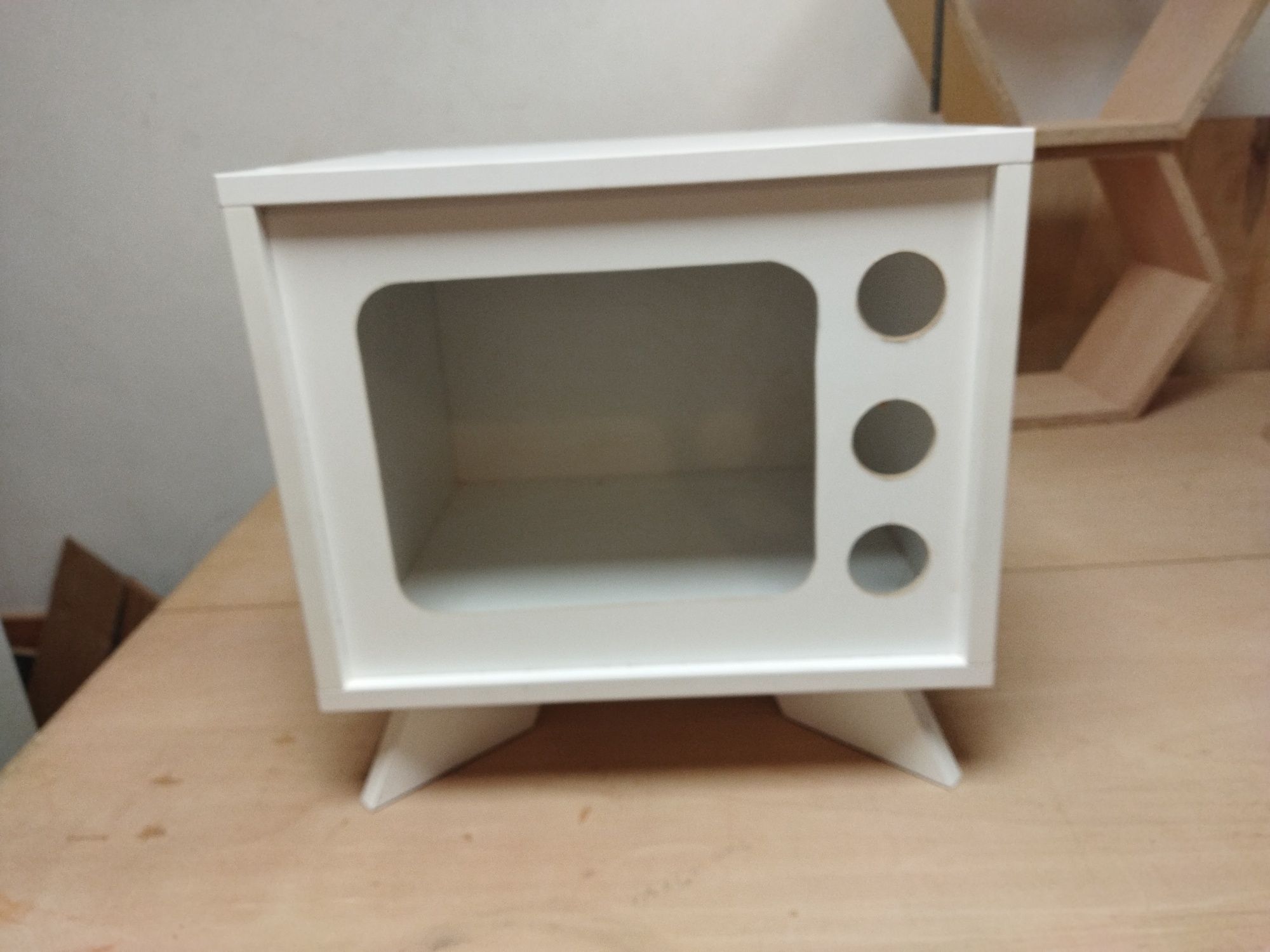 Нощно шкафче,къщичка за котки,помощна маса,етажерка ,цветарник