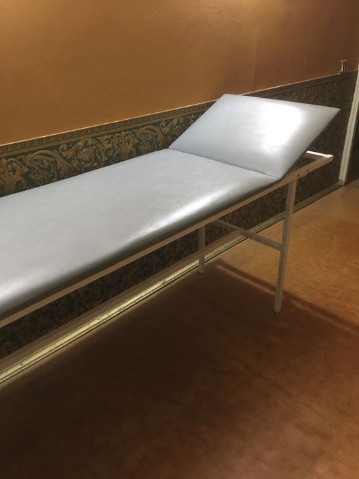 Кушетка серая медицынская