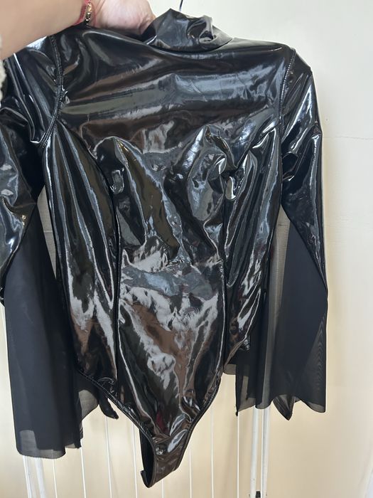 Продавам черно латексово боди тип “прилеп”