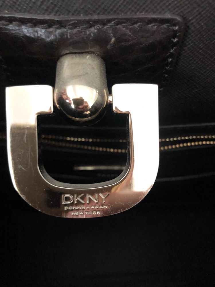 Geanta poseta DKNY maro stare excelenta