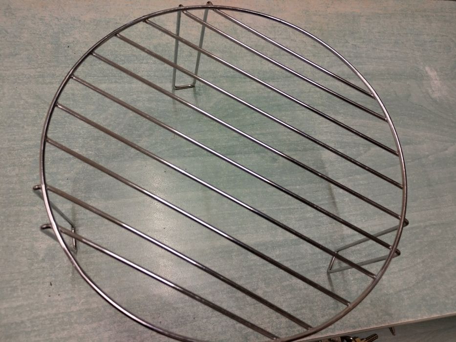 Кръгла метална скара на крачета