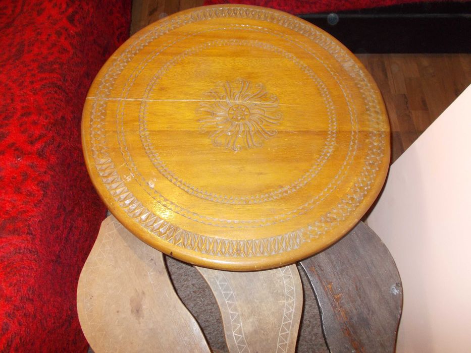 Дървена стара масичка , резбована и столчета