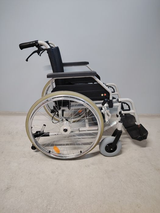 Carucior cu rotile/Fotoliu rulant  pentru persoane cu handicap.049