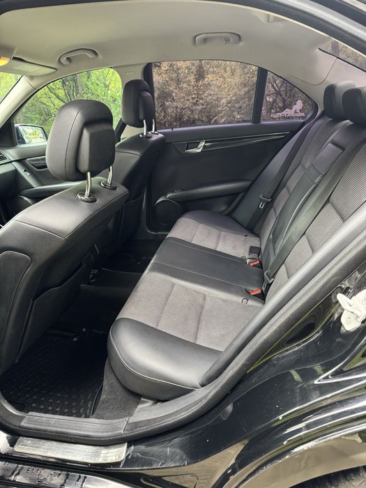 Vand/ Schimb mercedes c220