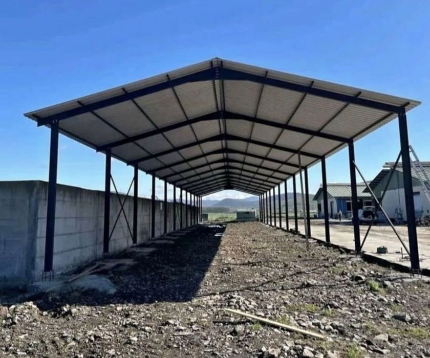 Structură metalică solidă pentru un șopron de grădină sau depozitare,