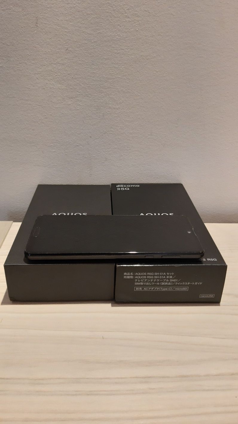 Sharp Aquos r5g Docomo