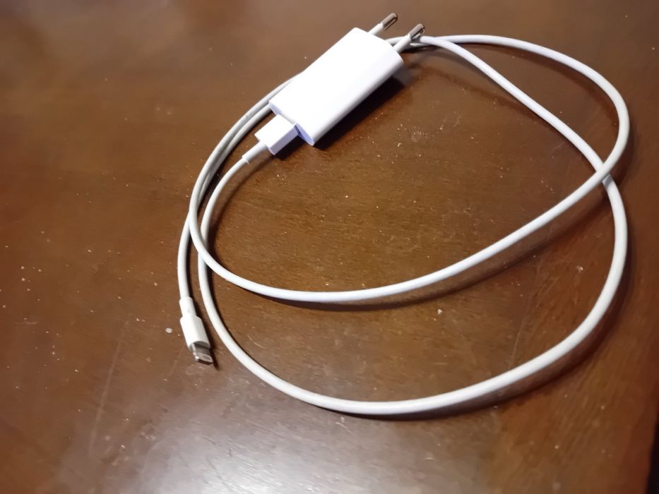 Iphone 12 със зарядно и кейс на мобил фокс