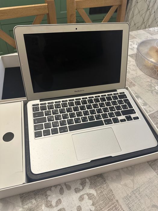 Продам MacBook Air 11” (Mid 2011, Model A1370)