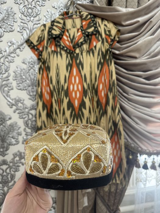 Adras ko’ylak ishton, zar qalpoqchasi bilan.