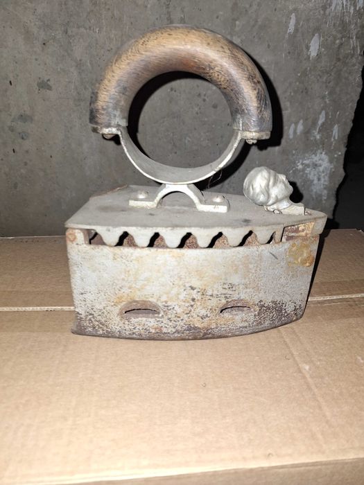 Fier de calcat vechi